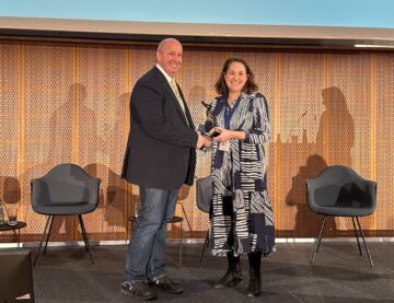 Laura Feetham-Walker, winner of the 2024 APE Award for Innovation in Scholarly Communication, is presented her award by Digital Science CEO Daniel Hook